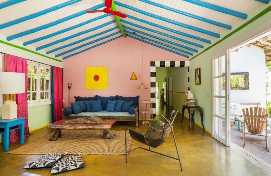 Interior artístico e vibrante de uma das casas do UXUA, um hotel boutique para casais no Brasil que celebra o design e a cultura local.